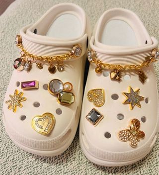 Crocs Blancas con Dijes Dorados Talla 36