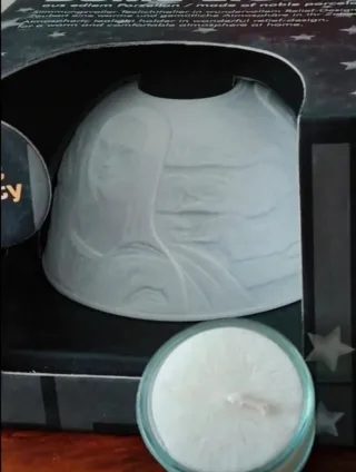 Porta candela in ceramica bianca con candela