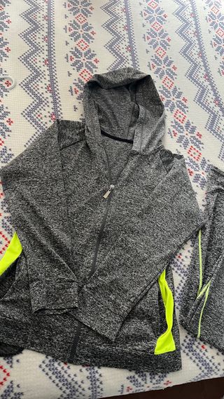 Conjunto deportivo gris y amarillo