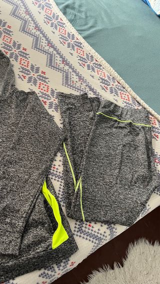 Conjunto deportivo gris y amarillo