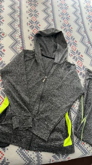 Conjunto deportivo mujer gris y verde