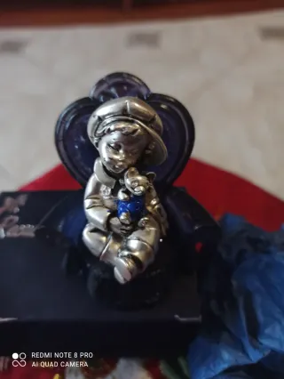 Statua Bambino con Orsetto su Sedia
