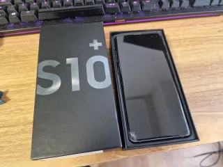 Due cellulari. Galaxy S10+ e Galaxy S8+