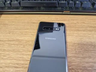 Due cellulari. Galaxy S10+ e Galaxy S8+