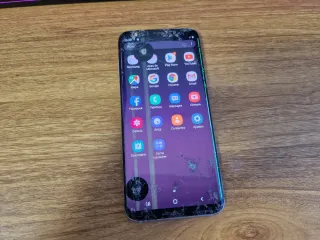 Due cellulari. Galaxy S10+ e Galaxy S8+