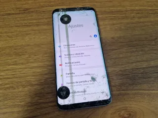 Due cellulari. Galaxy S10+ e Galaxy S8+