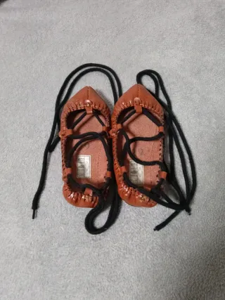 Albarcas de cuero con cordones talla 29