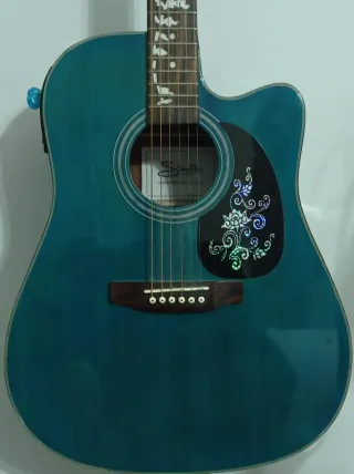 Chitarra acustica blu con decorazioni