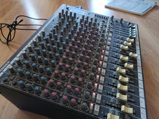 Mezcladora Behringer Eurorack MX2642