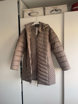 Abrigo plumas acolchado con capucha