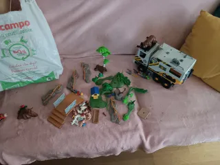 Playmobil Camión con el zoo, heladería y camping.