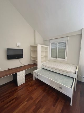 Dormitorio con cama nido