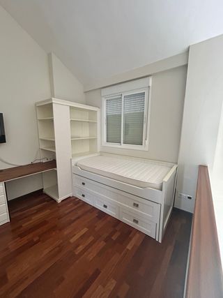 Dormitorio con cama nido