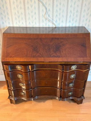 Mueble escritorio clásico de madera