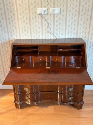 Mueble escritorio clásico de madera