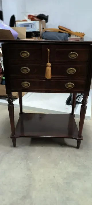 Mesa auxiliar de madera