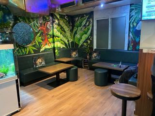 Conjunto de sillones, mesas y banquetas para bar