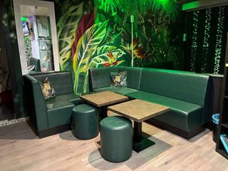 Conjunto de sillones, mesas y banquetas para bar
