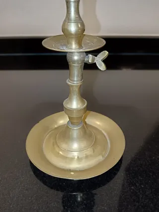 Lámpara de aceite antigua de latón