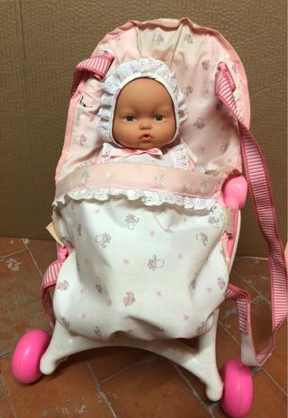 Muñeca con sillita de paseo rosa
