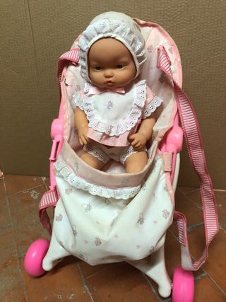 Muñeca con sillita de paseo rosa
