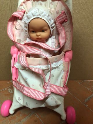 Muñeca con sillita de paseo rosa
