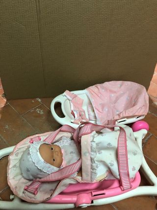 Muñeca con sillita de paseo rosa