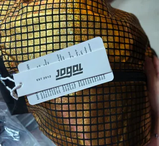 Chaqueta dorada estilo universitario