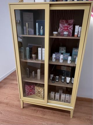 elegante vitrina de madera de fresnos 6 estantes