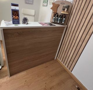 Mostrador de recepción madera y blanco