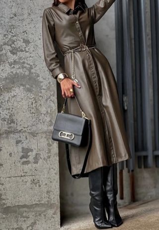 Vestido símil piel con cinturón