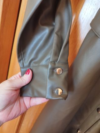 Vestido símil piel con cinturón