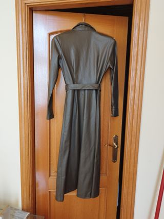 Vestido símil piel con cinturón