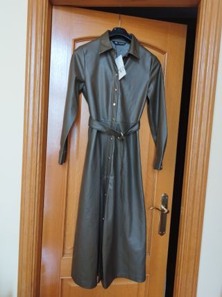 Vestido símil piel con cinturón