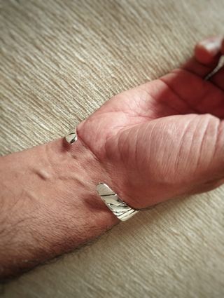 Pulsera esclava color plata brillante hombre