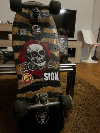 Skate con diseño de calavera