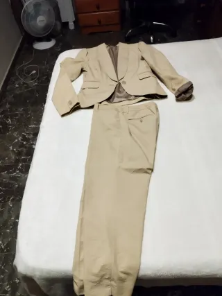 Traje de chaqueta y pantalón beige