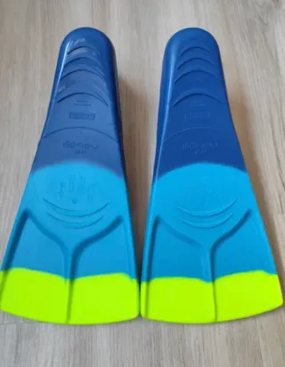 Aletas de natación Decathlon azules y amarillas