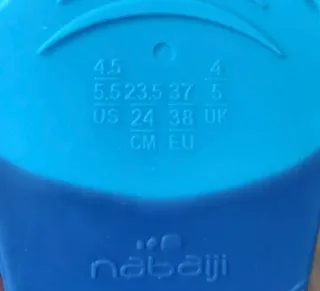 Aletas de natación Decathlon azules y amarillas