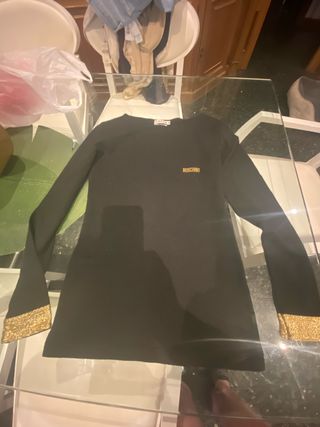 Camiseta Moschino Negra con Detalles Dorados