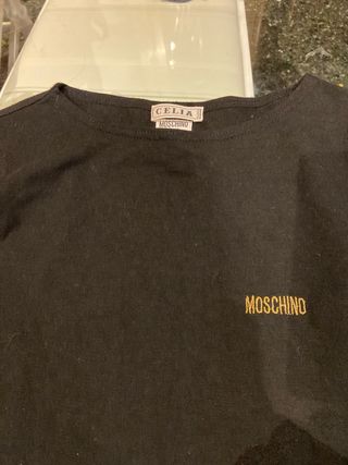 Camiseta Moschino Negra con Detalles Dorados