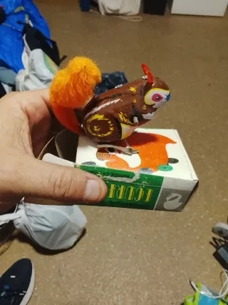 Caja antigua de juguete ardilla