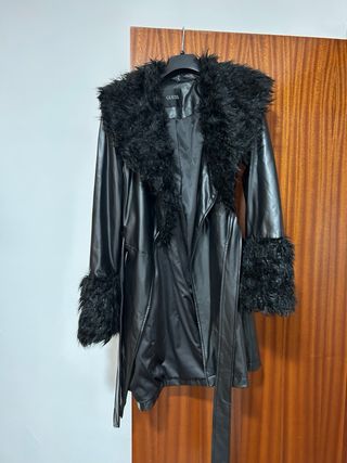 Chaqueta Guess Negra con Pelo