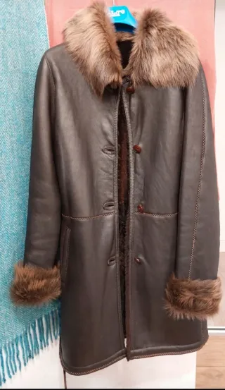 Abrigo marrón con cuello y puños de pelo