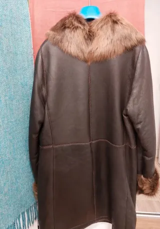 Abrigo marrón con cuello y puños de pelo