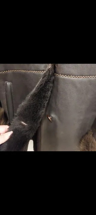 Abrigo marrón con cuello y puños de pelo