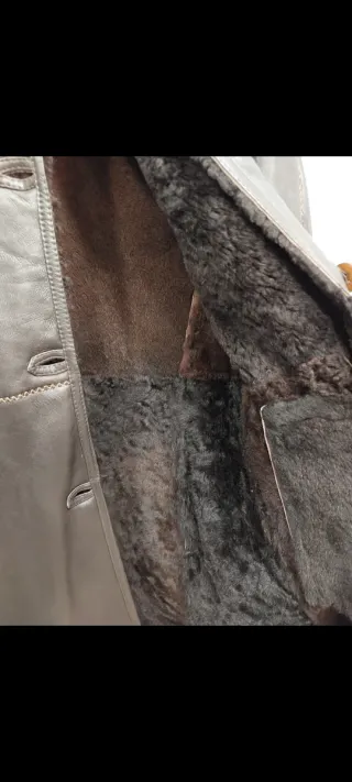 Abrigo marrón con cuello y puños de pelo