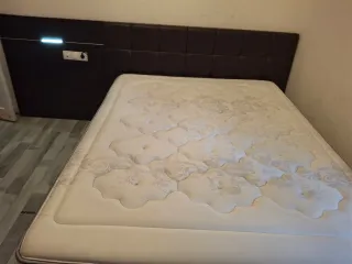 Cama con cabecero de tela y piel