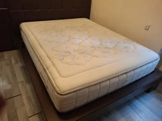 Cama con cabecero de tela y piel