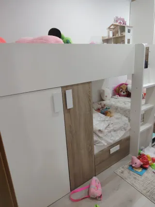 Cama alta infantil con armario